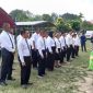 Camat Muara Lawa Edy Murhamdi Saat Mengukuhkan Perpanjangan Masa Jabatan 40 Anggota BPK Se-Kecamatan Muara Lawa, Jumat (11/10/2024) di Lapangan Sepakbola Kampung Muara Lawa.