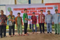 Petinggi Kampung Belempung Ulaq Makar Menyerahkan BLT DD Tahun 2024 kepada Penerima Manfaat didampingi Kasi Pemerintahan Kecamatan Barong Tongkok Santo dan unsur Badan Permusyawaratan kampung (BPK).