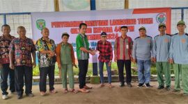 Petinggi Kampung Belempung Ulaq Makar Menyerahkan BLT DD Tahun 2024 kepada Penerima Manfaat didampingi Kasi Pemerintahan Kecamatan Barong Tongkok Santo dan unsur Badan Permusyawaratan kampung (BPK).