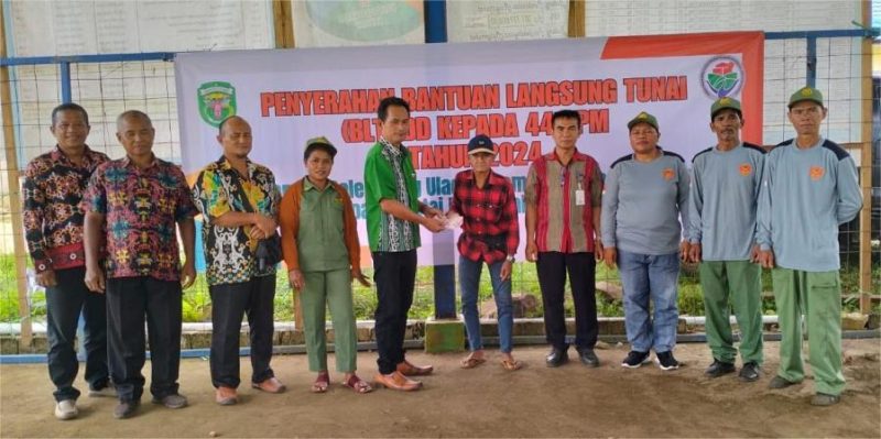 Petinggi Kampung Belempung Ulaq Makar Menyerahkan BLT DD Tahun 2024 kepada Penerima Manfaat didampingi Kasi Pemerintahan Kecamatan Barong Tongkok Santo dan unsur Badan Permusyawaratan kampung (BPK).