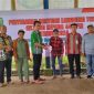 Petinggi Kampung Belempung Ulaq Makar Menyerahkan BLT DD Tahun 2024 kepada Penerima Manfaat didampingi Kasi Pemerintahan Kecamatan Barong Tongkok Santo dan unsur Badan Permusyawaratan kampung (BPK).