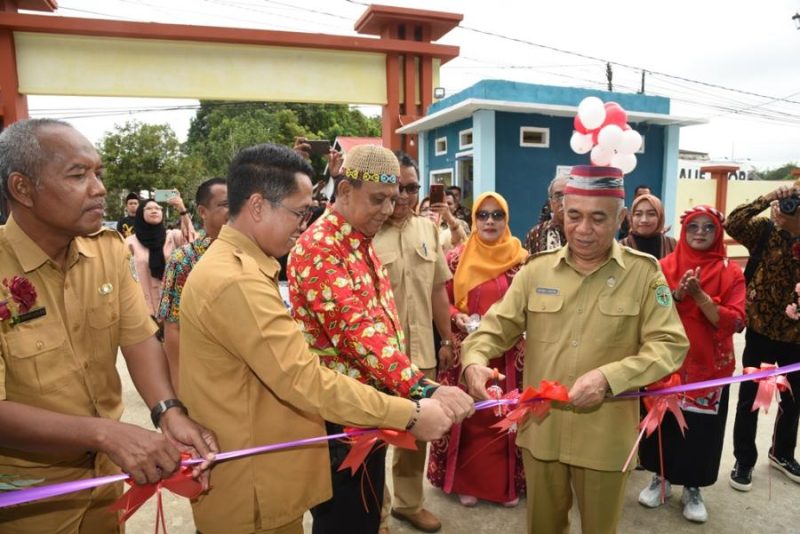 Wakil Bupati Kutai Barat (Kubar) H.Edyanto Arkan Secara Resmi Meresmikan Gedung SMPN 1 Melak pada Selasa (15/10/2024).