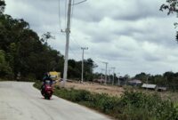 Tampak Jelas Tiang-tiang listrik yang terbuat dari beton di wilayah Kampung-kampung Kabupaten Kutai Barat