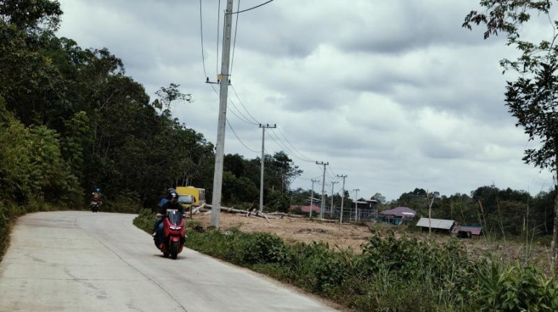 Tampak Jelas Tiang-tiang listrik yang terbuat dari beton di wilayah Kampung-kampung Kabupaten Kutai Barat