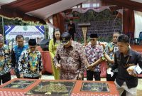 Bupati FX.Yapan didampingi camat Nyuatan menandatangani prasasti peresmian sejumlah proyak di kecamatan Nyuatan. Kamis (17/10/2024). 