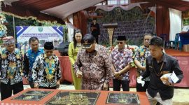 Bupati FX.Yapan didampingi camat Nyuatan menandatangani prasasti peresmian sejumlah proyak di kecamatan Nyuatan. Kamis (17/10/2024). 
