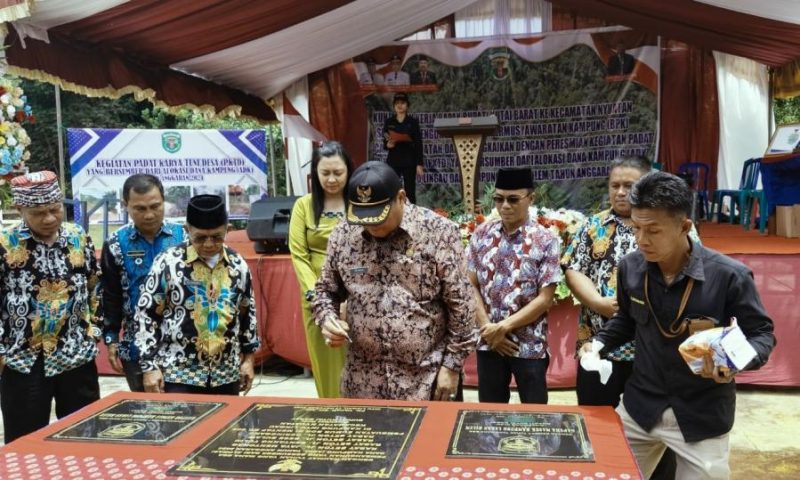 Bupati FX.Yapan didampingi camat Nyuatan menandatangani prasasti peresmian sejumlah proyak di kecamatan Nyuatan. Kamis (17/10/2024). 