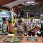 Bupati FX.Yapan didampingi camat Nyuatan menandatangani prasasti peresmian sejumlah proyak di kecamatan Nyuatan. Kamis (17/10/2024). 