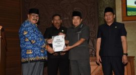Sekretaris Kabupaten Ayonius menyerahkan dan menandatangani Nota Pengantar Rapaerda RAPBD Tahun Anggaran 2025 Bersama DPRD.