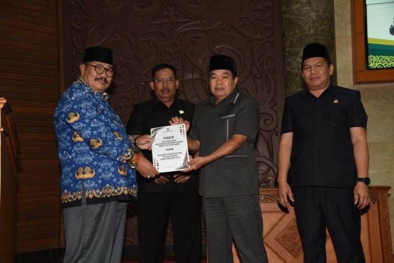 Sekretaris Kabupaten Ayonius menyerahkan dan menandatangani Nota Pengantar Rapaerda RAPBD Tahun Anggaran 2025 Bersama DPRD.