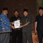Sekretaris Kabupaten Ayonius menyerahkan dan menandatangani Nota Pengantar Rapaerda RAPBD Tahun Anggaran 2025 Bersama DPRD.