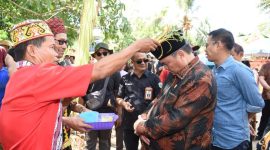 Bupati FX Yapan Ikut Upacara Adat Ngeruratn Pada Penutupan Acara Tutus Adat Gugu Taunt Kampung Muut Kecamatan Nyuatan.