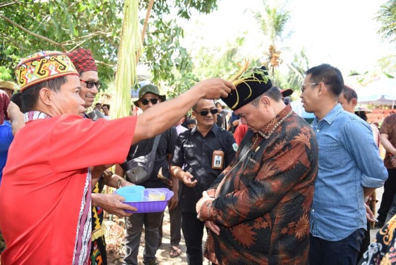 Bupati FX Yapan Ikut Upacara Adat Ngeruratn Pada Penutupan Acara Tutus Adat Gugu Taunt Kampung Muut Kecamatan Nyuatan.