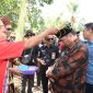 Bupati FX Yapan Ikut Upacara Adat Ngeruratn Pada Penutupan Acara Tutus Adat Gugu Taunt Kampung Muut Kecamatan Nyuatan.