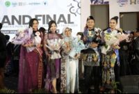 Kadispar Kubar Yuyun Diah Setiorini  poto bersama Finalis asal Kubar pada Grand Final Duta Wisata Kaltim.