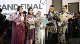 Kadispar Kubar Yuyun Diah Setiorini  poto bersama Finalis asal Kubar pada Grand Final Duta Wisata Kaltim.