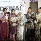 Kadispar Kubar Yuyun Diah Setiorini  poto bersama Finalis asal Kubar pada Grand Final Duta Wisata Kaltim.