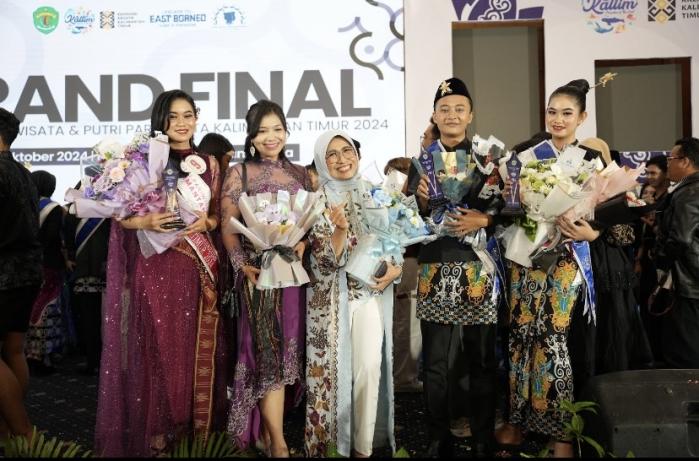 Kadispar Kubar Yuyun Diah Setiorini  poto bersama Finalis asal Kubar pada Grand Final Duta Wisata Kaltim.