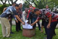 Yustinus Giri Staf Ahli Bupati (dua kanan) bersama Kepala Diarpus Kubar Yosef Stevenson (kiri) melakukan pemusnahan arsip dengan cara dibakar secara simbolis, di Halaman Gedung Depo Arsip Kubar, Barong Tongkok.