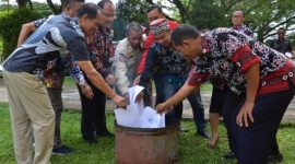 Yustinus Giri Staf Ahli Bupati (dua kanan) bersama Kepala Diarpus Kubar Yosef Stevenson (kiri) melakukan pemusnahan arsip dengan cara dibakar secara simbolis, di Halaman Gedung Depo Arsip Kubar, Barong Tongkok.