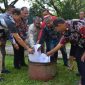 Yustinus Giri Staf Ahli Bupati (dua kanan) bersama Kepala Diarpus Kubar Yosef Stevenson (kiri) melakukan pemusnahan arsip dengan cara dibakar secara simbolis, di Halaman Gedung Depo Arsip Kubar, Barong Tongkok.