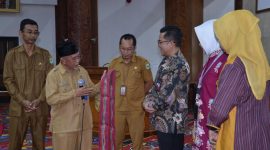 Asisten 2 Sekkab Kubar Rakhmat (dua kiri) didampingi Kabag Organisasi Sekkab Kubar Agung Sugara (kiri) menyerahkan cenderamata selendang doyo kepada nara sumber dari BKN Pusat, seusai membuka pelatihan penyusunan Anjab dan ABK, di ATJ, Kantor Bupati Kubar.