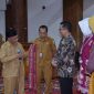 Asisten 2 Sekkab Kubar Rakhmat (dua kiri) didampingi Kabag Organisasi Sekkab Kubar Agung Sugara (kiri) menyerahkan cenderamata selendang doyo kepada nara sumber dari BKN Pusat, seusai membuka pelatihan penyusunan Anjab dan ABK, di ATJ, Kantor Bupati Kubar.