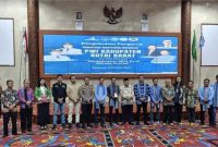 Tampak Bupati Kubar FX.Yapan Berfoto Bersama Dengan Pengurus PWI Kaltim dan Pengurus PWI Kubar yang Baru Dikukuhkan.