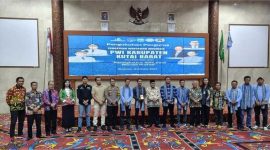 Tampak Bupati Kubar FX.Yapan Berfoto Bersama Dengan Pengurus PWI Kaltim dan Pengurus PWI Kubar yang Baru Dikukuhkan.