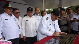Bupati Kubar FX.Yapan Saat Meresmikan Sejumlah Kegiatan Pembangunan di Kecamatan Melak Rabu (6/11/2024).