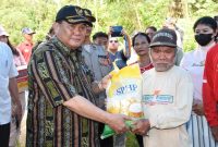 Bupati FX Yapan Didampingi Sekretris Kabupaten Ayonius Menyerakan Bantuan Kepada Warga Kampung Linggang Melapeh Lama Yang Terkena Musibah Angin Puting Beliung.