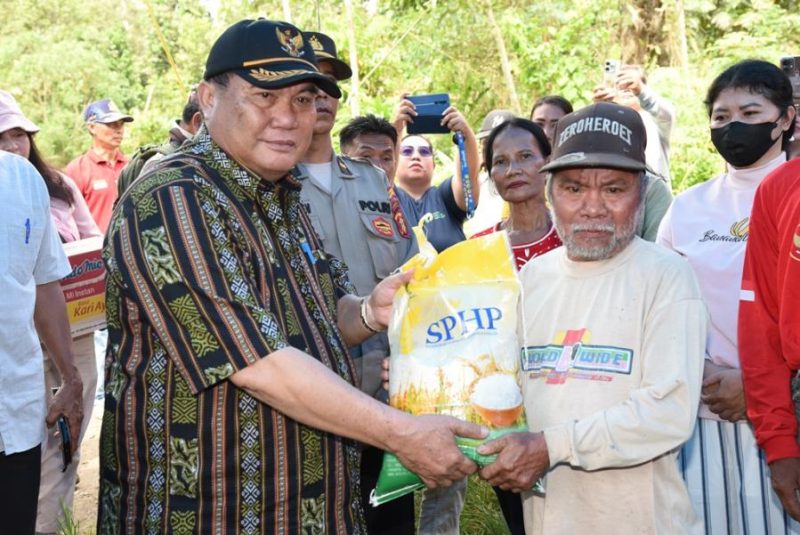 Bupati FX Yapan Didampingi Sekretris Kabupaten Ayonius Menyerakan Bantuan Kepada Warga Kampung Linggang Melapeh Lama Yang Terkena Musibah Angin Puting Beliung.