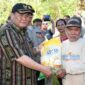 Bupati FX Yapan Didampingi Sekretris Kabupaten Ayonius Menyerakan Bantuan Kepada Warga Kampung Linggang Melapeh Lama Yang Terkena Musibah Angin Puting Beliung.