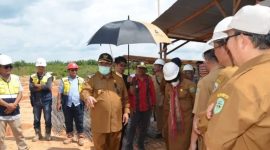 Bupati Kutai Barat (Kubar) FX.Yapan Saat Meninjau Pembangunan RSP di Bekokong Makmur Belum Lama Ini.