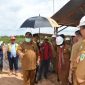 Bupati Kutai Barat (Kubar) FX.Yapan Saat Meninjau Pembangunan RSP di Bekokong Makmur Belum Lama Ini.