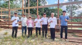 Foto Bersama Petinggi Kampung Pentat Flaurencius Edison Saat Meninjau Sejumlah Kagiatan Pembangunan.