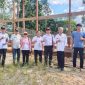 Foto Bersama Petinggi Kampung Pentat Flaurencius Edison Saat Meninjau Sejumlah Kagiatan Pembangunan.