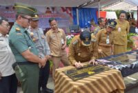 Bupati FX.Yapan tanda tangani papan proyek peresmian sejumlah kegiatan saat Kuker di Geleo Baru Selasa (29/10/2024)pagi.