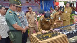 Bupati FX.Yapan tanda tangani papan proyek peresmian sejumlah kegiatan saat Kuker di Geleo Baru Selasa (29/10/2024)pagi.