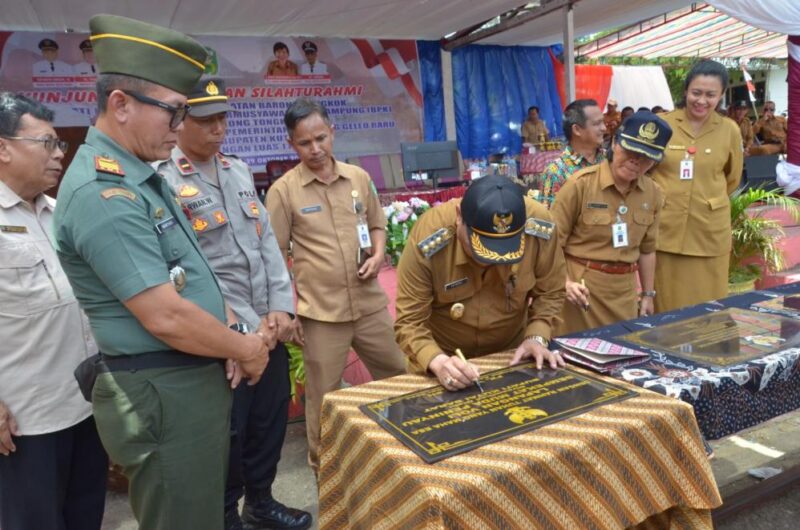 Bupati FX.Yapan tanda tangani papan proyek peresmian sejumlah kegiatan saat Kuker di Geleo Baru Selasa (29/10/2024)pagi.