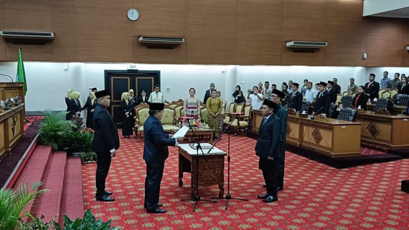 Ketua DPRD Kubar Ridwai, SH Resmi Melantik Anggota DPRD PAW Errye Sugiyanto Menggantikan H.Ahmad Syaiful yang Ikut Maju Calon Bupati Pilkada Serentak 2024.