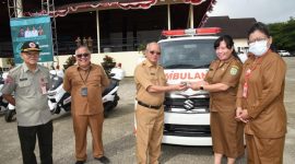 Asisten I Faustinus Saydirahman Menyerahkan Penghargaan Dan Kendaraan Puskesling Roda Dua Juga Mobil Ambulance Untuk Delapan Puskesmas Secara Simbolis.