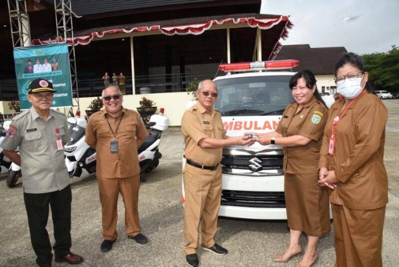 Asisten I Faustinus Saydirahman Menyerahkan Penghargaan Dan Kendaraan Puskesling Roda Dua Juga Mobil Ambulance Untuk Delapan Puskesmas Secara Simbolis.