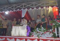 Bupati FX.Yapan memotong tumpeng pada HUT Kampung Lambing ke 121 tahun.