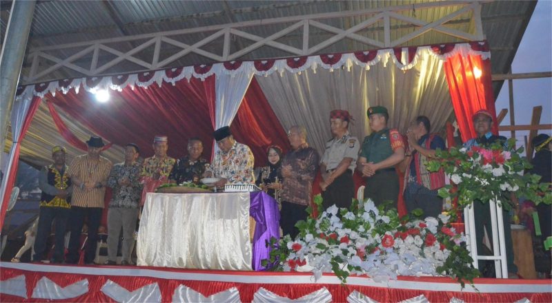 Bupati FX.Yapan memotong tumpeng pada HUT Kampung Lambing ke 121 tahun.