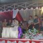Bupati FX.Yapan memotong tumpeng pada HUT Kampung Lambing ke 121 tahun.
