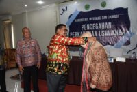 Sekretaris Kabupaten Ayonis Menyerahkan Cinderamata Kepada Kepala DKP3A Provinsi Kaltim, Setelah Membuka Sosialisasi Komunikasi Informasi Dan Edukasi Pencegahan Perkawinan Usia Anak Di Kubar.