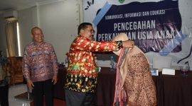 Sekretaris Kabupaten Ayonis Menyerahkan Cinderamata Kepada Kepala DKP3A Provinsi Kaltim, Setelah Membuka Sosialisasi Komunikasi Informasi Dan Edukasi Pencegahan Perkawinan Usia Anak Di Kubar.