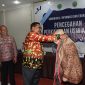 Sekretaris Kabupaten Ayonis Menyerahkan Cinderamata Kepada Kepala DKP3A Provinsi Kaltim, Setelah Membuka Sosialisasi Komunikasi Informasi Dan Edukasi Pencegahan Perkawinan Usia Anak Di Kubar.