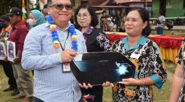 Foto : Kepala Dinas Pendidikan dan Kebudayaan Kubar, Robertus Bandarsyah Menyerahkan Perangkat Infocus Secara Simbolis kepada sekolah-sekolah.